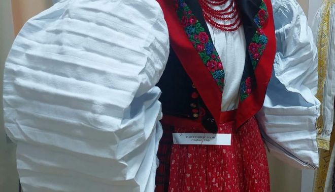 Expoziție de costume tradiționale din colecția privată Emilian Madoșă, la Muzeul de Artă Populară - x-expozitie-muzeu-arta-populara-1691586033.jpg