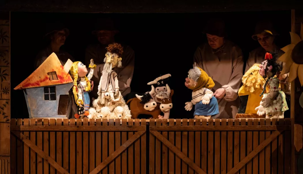 Foto - „Fata babei și fata moșneagului” revin pe scena Teatrului „Căluțul de Mare”
