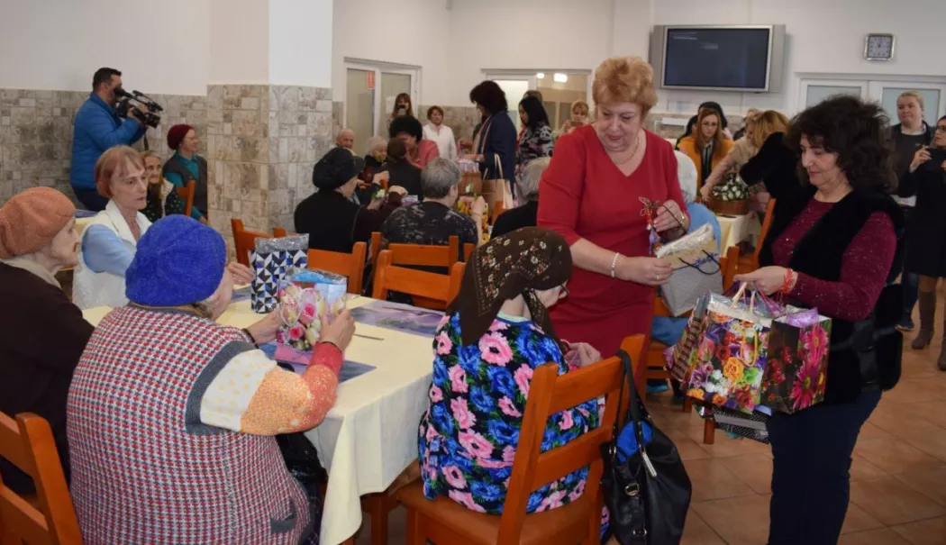 Femeile social democrate aduc bucuria Crăciunului în centrele de bătrâni din județul Constanța