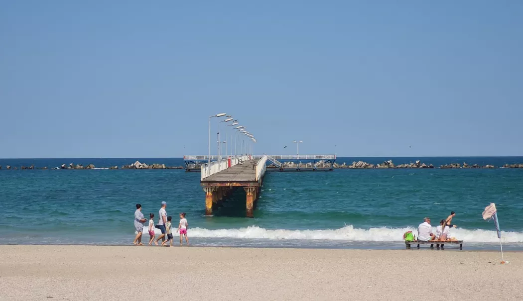 Foto - Rugina, mai rapidă decât reabilitarea! Pasarela din Mamaia, împotmolită în studii