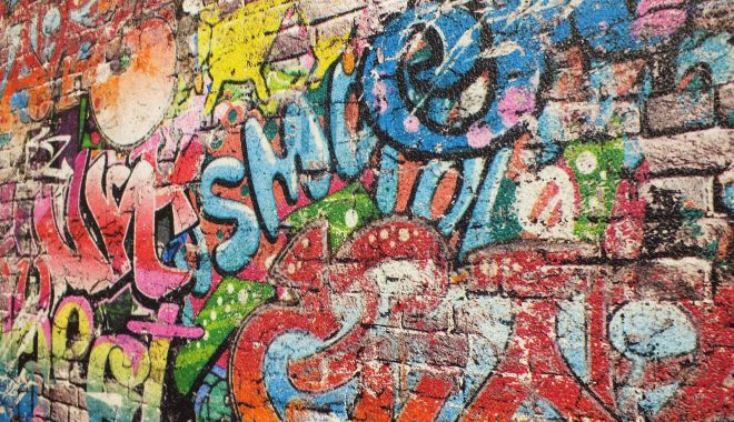 Minori surprinşi în timp ce făceau graffiti pe un perete, lângă Şcoala nr. 24