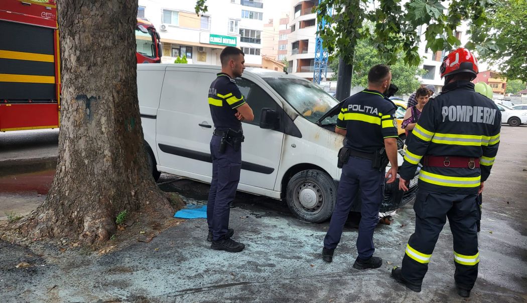 Un autoturism a luat foc pe strada Eliberării - x-incendiu-masina-1722948014.jpg