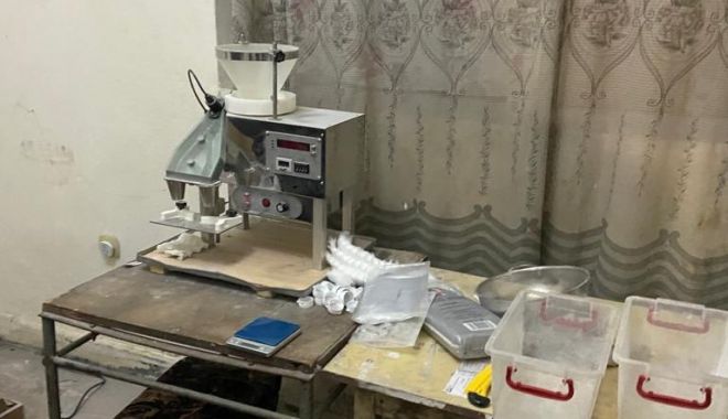 Percheziții în mai multe județe, printre care și Constanța. A fost descoperit un laborator clandestin de produse anabolizante