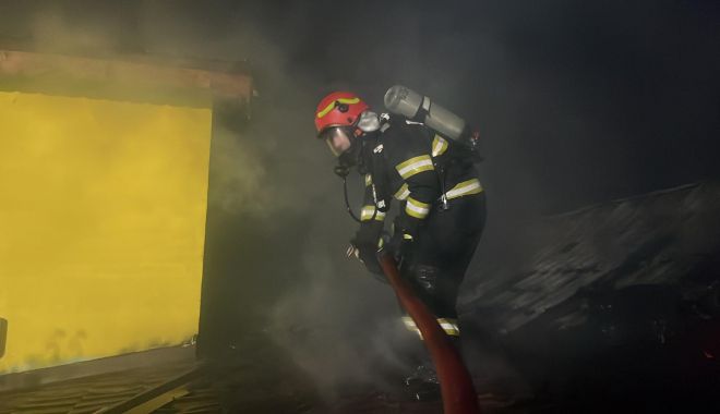 CASĂ ÎN FLĂCĂRI, în Lazu. O familie cu CINCI COPII a reușit să se EVACUEZE - x-lazu-casa-incendiu-1687158806.jpg