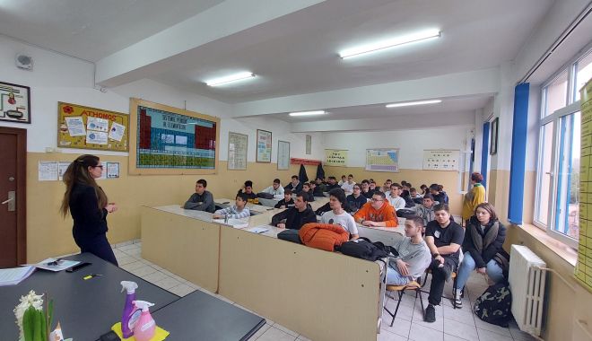 Activități la Liceul Energetic, în cadrul proiectului „Dependenți de libertate” - x-liceul-energetic-1678719595.jpg