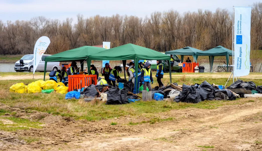 Voluntarii au strâns peste două tone de plastic din apropierea Dunării - x-mare-nostrum17-1774445851.webp