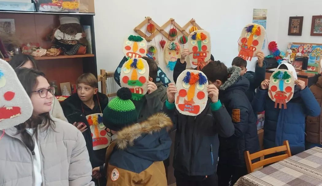 Elevii au învățat să confecționeze măști tradiționale de Anul Nou
