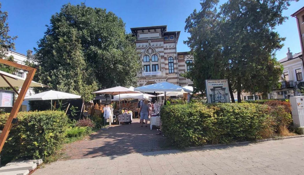 Târg de meșteșuguri tradiționale, pe platoul din fața Muzeului de Artă Populară Constanța