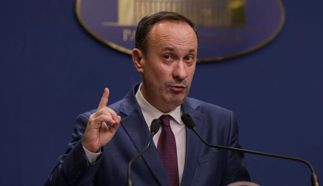 Ministrul Adrian Câciu: Nu poţi cere copiilor să citească „Moara cu noroc”, când ei stau toată ziua cu ochii în tabletă