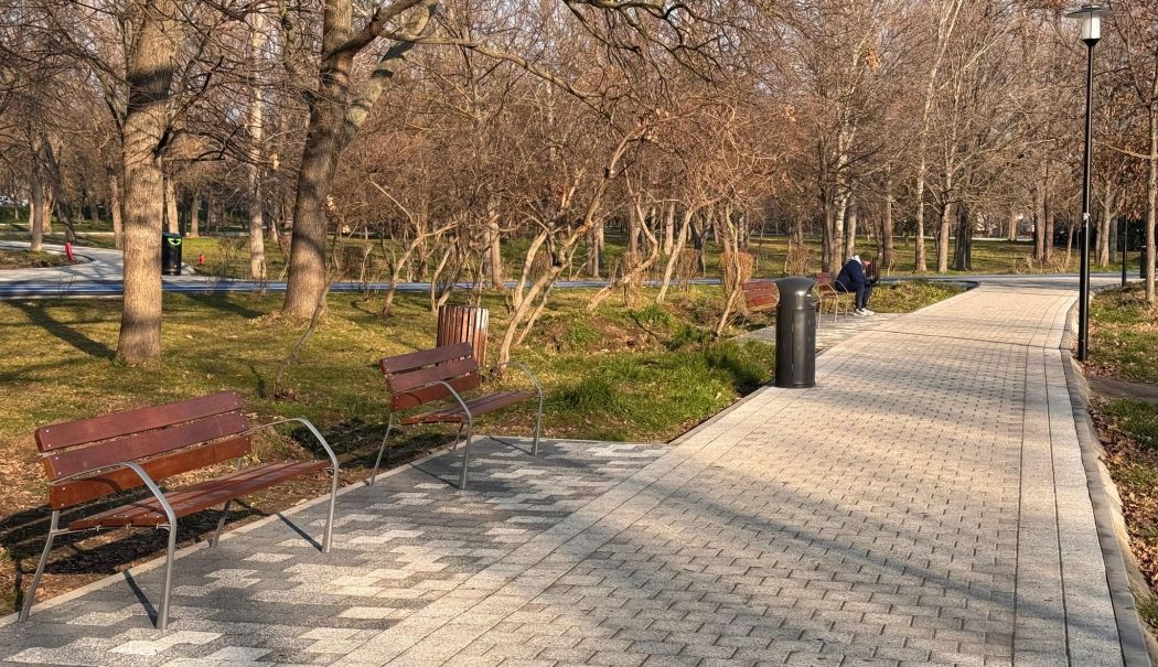 Coşuri de gunoi făcute scrum. Mobiler urban nou în Constanța, în mai multe zone ale orașului