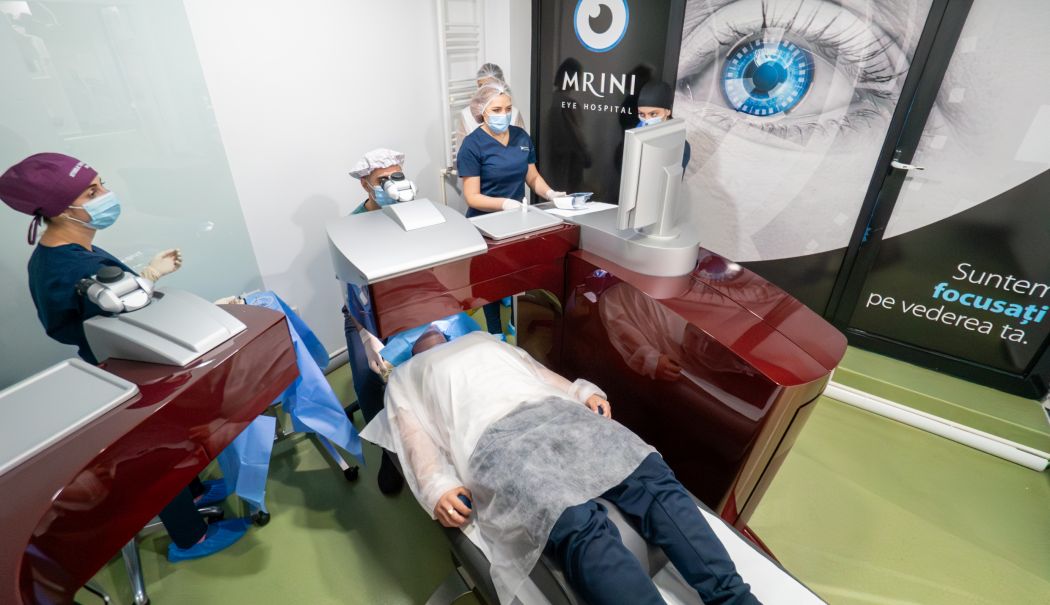 Dr. Mrini Eye Hospital operează gratuit tineri din medii defavorizate