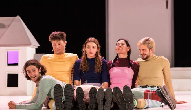 Spectacolul „8 tați” se joacă cu casa închisă la Festivalul Internațional de Teatru și Arte Performative de la Brăila - x-opt-tati-1695729102.jpg
