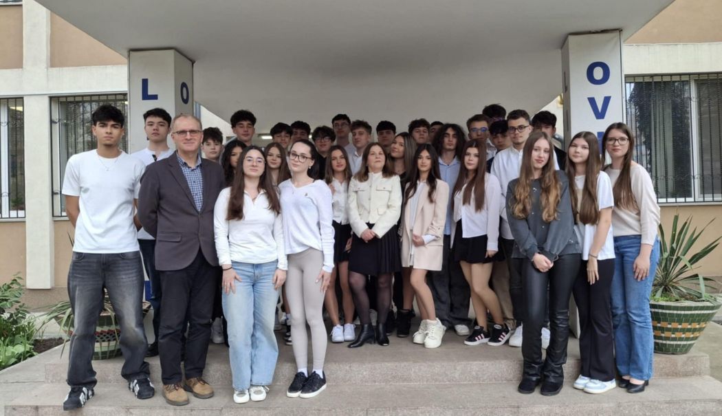 Ajutaţi-i pe micii „arhitecţi ai spaţiului” de la Liceul „Ovidius” să ne reprezinte peste hotare!