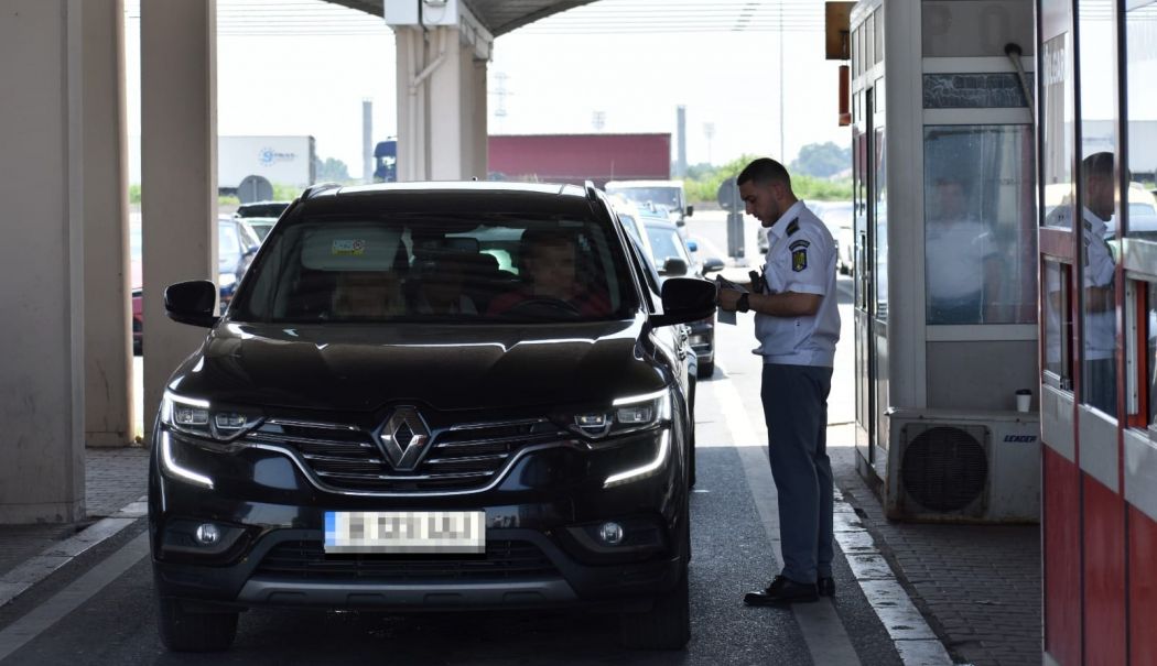 Jucării, îmbrăcăminte și încălțăminte pentru copii, contrafăcute, reținute de inspectorii vamali - x-politia-frontiera-1724835210.jpg