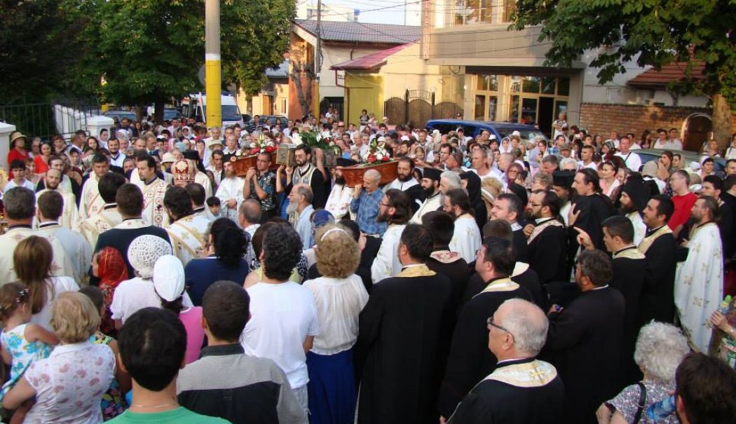 Procesiune cu moaștele Sfântului Pantelimon pe străzile Constanței - x-procesiune-1721905437.jpg