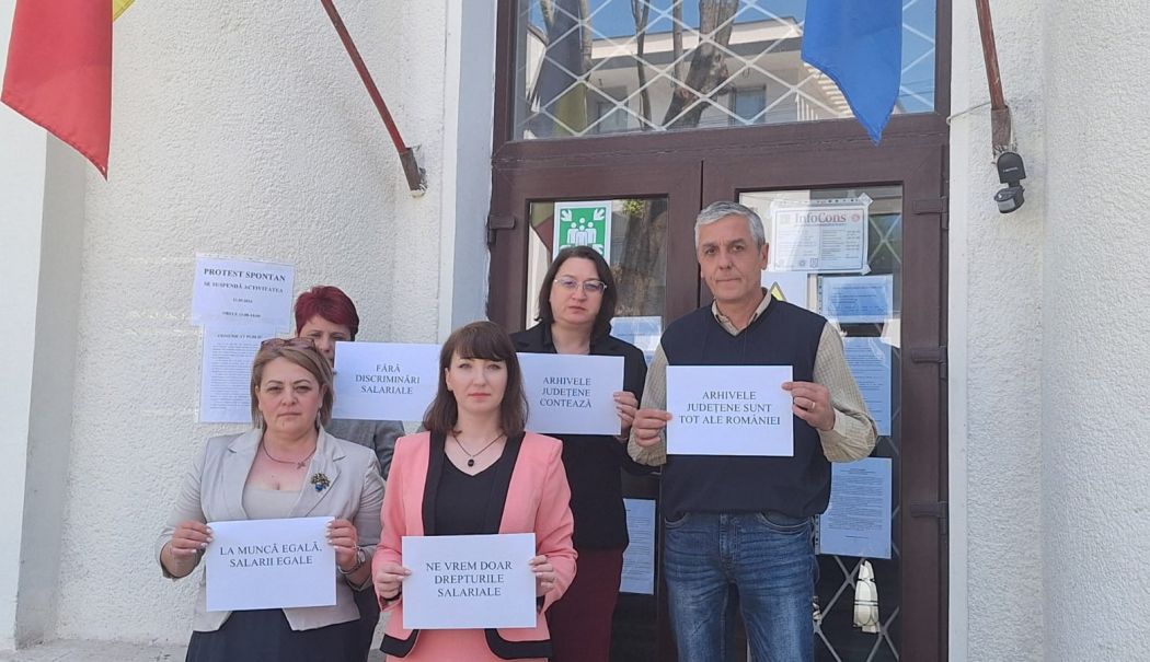 Protest spontan al angajaților Serviciului Arhivelor Naționale Române din Constanța - x-protest-spontan-1-1716292308.jpg