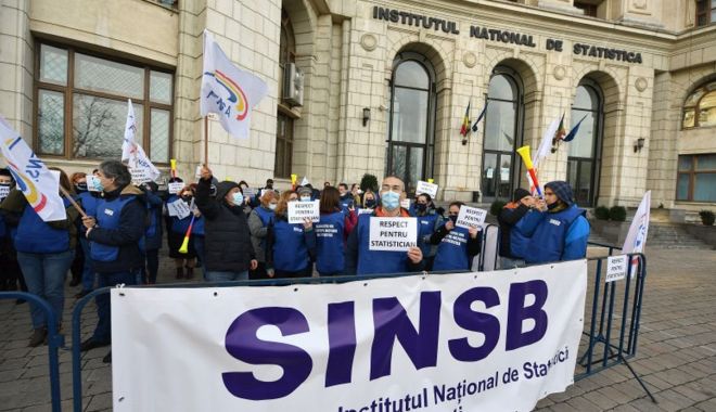 Angajații de la Statistică ies în stradă. Ce nemulțumiri au protestatarii - x-protest-statisticajpg-1-1683718053.jpg