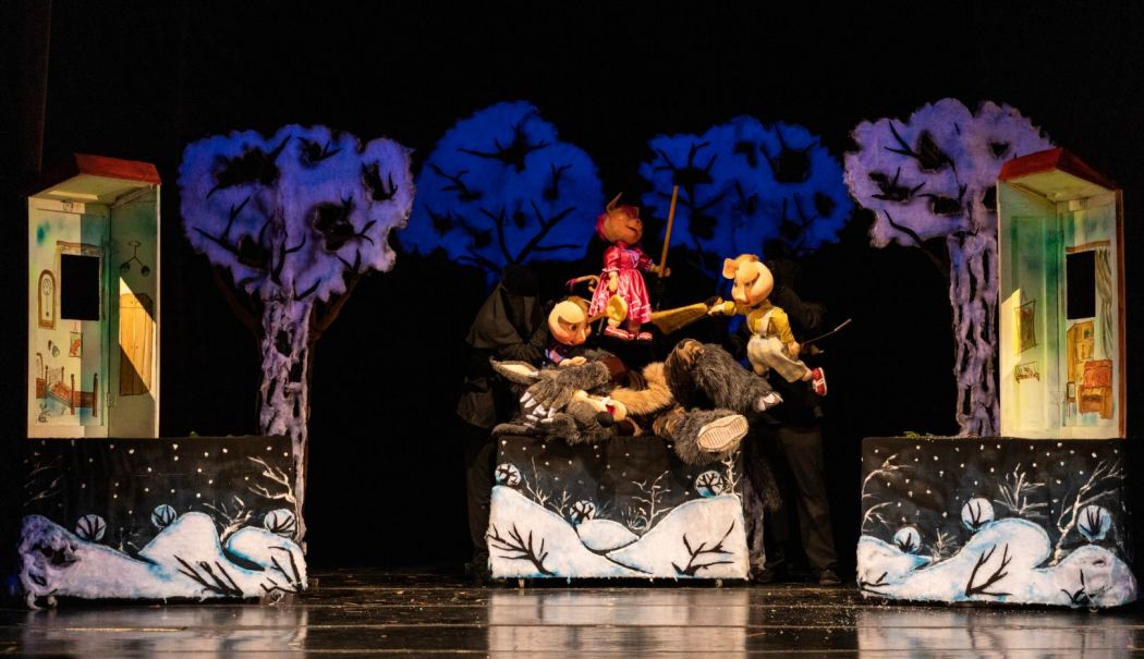 „Cei trei purceluşi” revin pe scena Teatrului „Căluţul de Mare” - x-purcelusi-1743682041.jpg