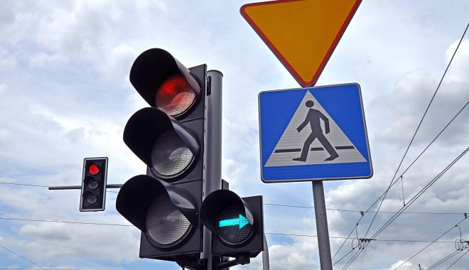Șoferi din Constanța și Mangalia, rămași fără permisele auto: nu au oprit la culoarea roșie a semaforului!