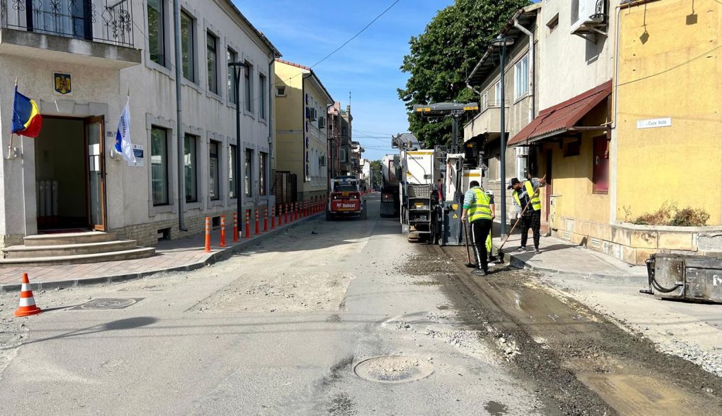 Se reabilitează infrastructura pietonală și rutieră în mai multe zone din oraș
