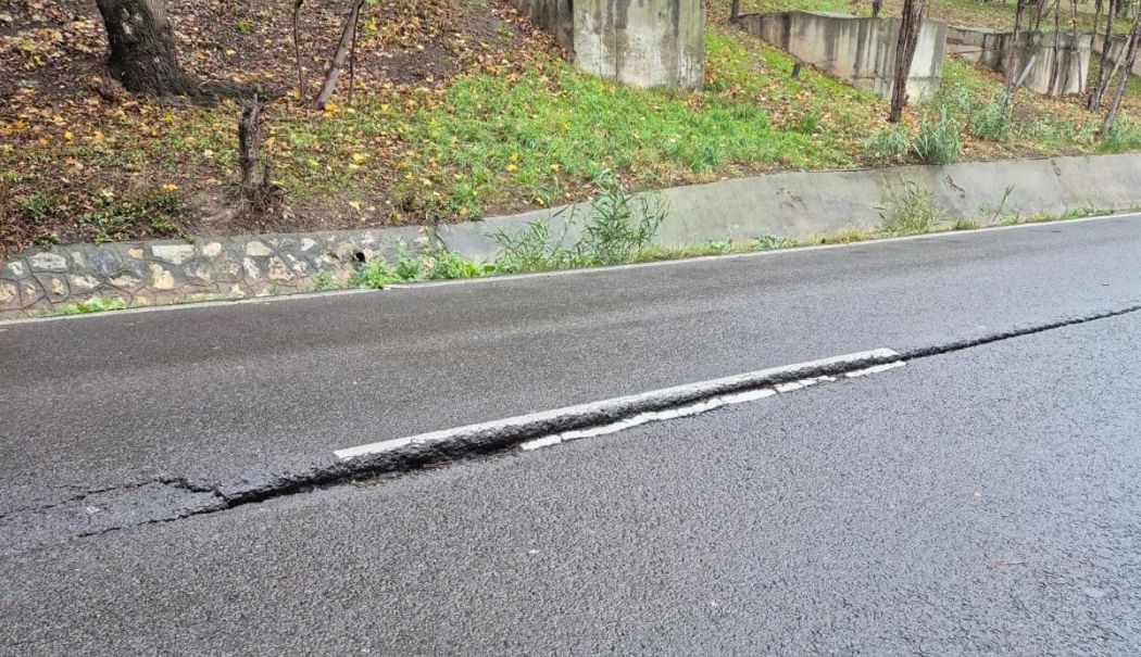 Risc de surpare a carosabilului pe strada Valea Portului. S-au impus restricții de trafic rutier - x-restrictii-1762520801.jpg