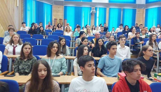Elevii constănțeni cu rezultate deosebite la biologie, premiați la Facultatea de Medicină