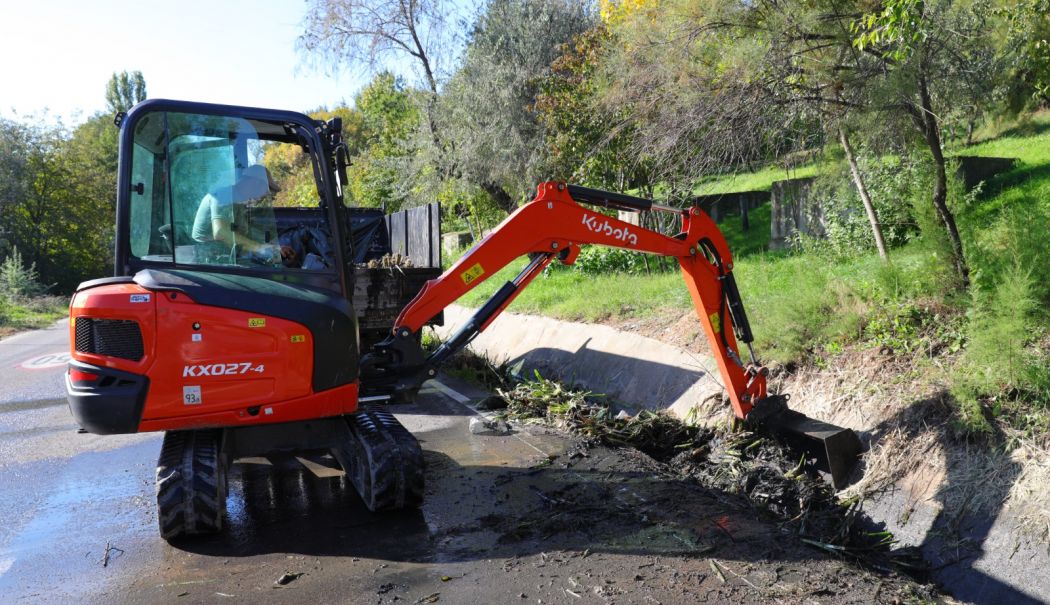 Se decolmatează rigolele din zonele cu risc la inundații din municipiul Constanța