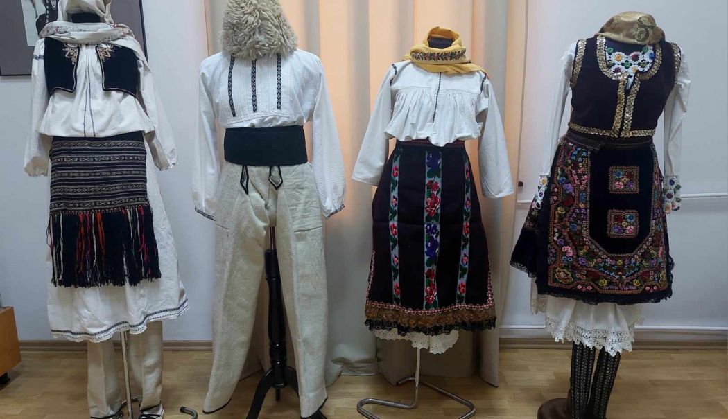 O colecție privată de 21 de costume, în expoziția „Românii din Serbia”