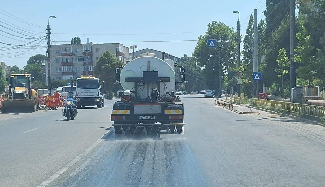 Bulevardele și străzile principale din Constanța sunt stropite constant cu apă - x-spalare-1721207287.jpeg