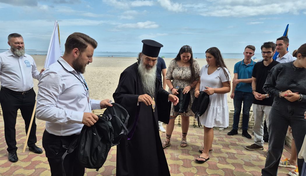 Studenții din Tabăra de vară organizată de ASCOR au primit daruri de la IPS Teodosie
