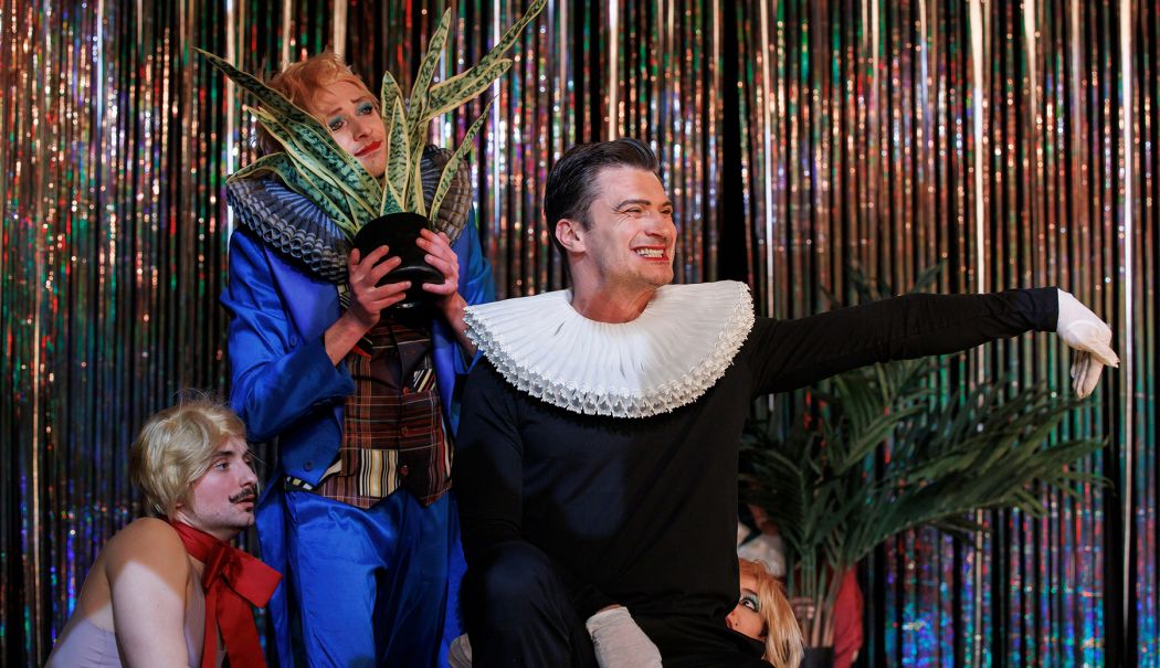 Actorii Teatrului de Stat din Constanța fac senzație la Craiova, cu spectacolul „A douăsprezecea noapte” - x-teatrul-de-stat-1716386422.jpg