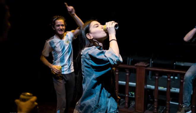 „Jocuri în curtea din spate” şi „Logodnă relativă”, reprezentații la Teatrul de Stat