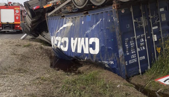 TIR RĂSTURNAT la Gura Dobrogei. Șoferul ucrainean a refuzat transportul la spital