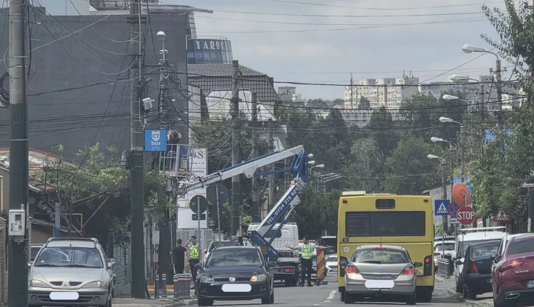 Foto - Linia 102 își schimbă temporar traseul. Autobuzele nu mai trec pe strada Zorelelor