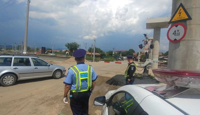Polițiștii au stat la pândă la 200 de treceri la nivel cu calea ferată. Sute de amenzi aplicate! - x-treceri-la-nivel-calea-ferata-1690107555.jpg