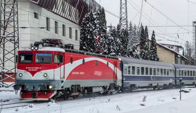 Trenurile circulă în condiții de iarnă, din cauza vântului puternic și a ninsorii