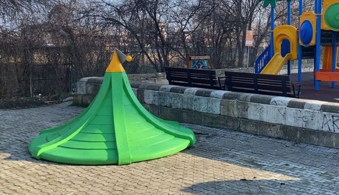 Tineri surprinși în timp ce vandalizau un loc de joacă