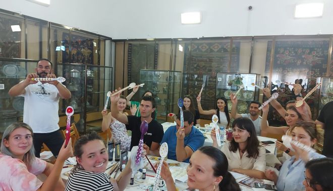 Studenţii străini au pictat linguri de lemn la Muzeul de Artă Populară Constanţa