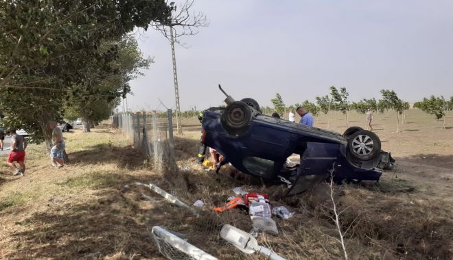 FOTO. ACCIDENT GRAV la Comana: o mașină s-a RĂSTURNAT în câmp, O VICTIMĂ inconștientă! - xaccidcomana1-1661326929.jfif