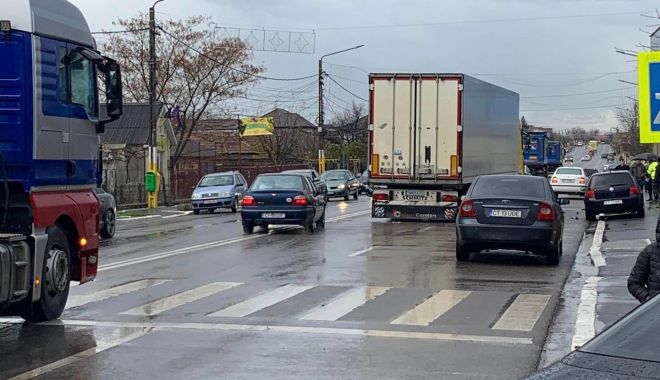 ACCIDENT MORTAL în Valu lui Traian. Femeie spulberată de un TIR! - xaccidentvalutraian-1638184948.jpg