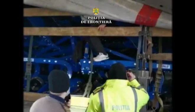 VIDEO / Doi algerieni, ascunşi într-un autocamion, depistaţi la Negru Vodă - xalgerieni-1641988177.jpg
