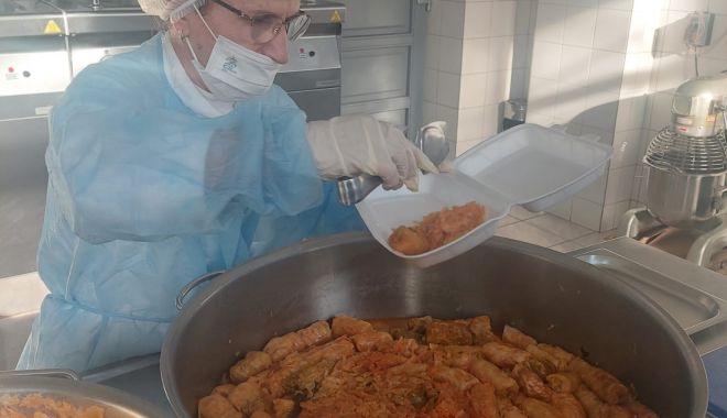Alimente pentru masa tradiţională de Crăciun pentru beneficiarii cantinei de ajutor social - xalimente-1640178226.jpg