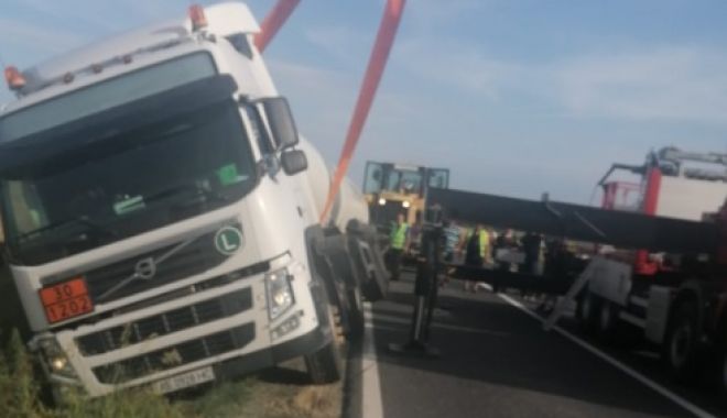 Autocisterna încărcată cu motorină, implicată într-un accident la Oituz, a fost repusă pe carosabil - xcisternaaccident2-1655207651.jpg