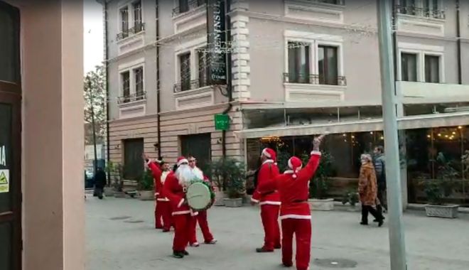 SANCȚIUNI PENTRU „COLINDĂTORII” CARE TULBURĂ LINIȘTEA PUBLICĂ - xcolindatoripolitist3-1671447168.jpg