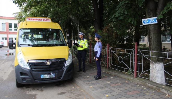 Mașinile destinate transportului elevilor, verificate de polițiștii de la Rutieră - xcontroltransportelevi3-1662108153.jpeg