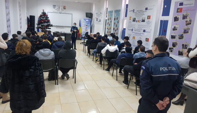 Polițiștii au răspuns întrebărilor liceenilor de la ”Dimitrie Leonida”, pe tema prevenirii victimizării minorilor - xdimitrieleonida-1674739829.jpg