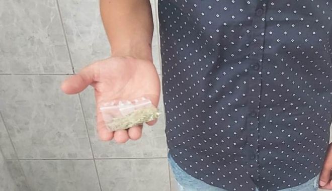 „Captură” într-o sală de jocuri din Constanța: doi tineri au fost surprinși când fumau marijuana - xdroguri2-1654245121.jpg