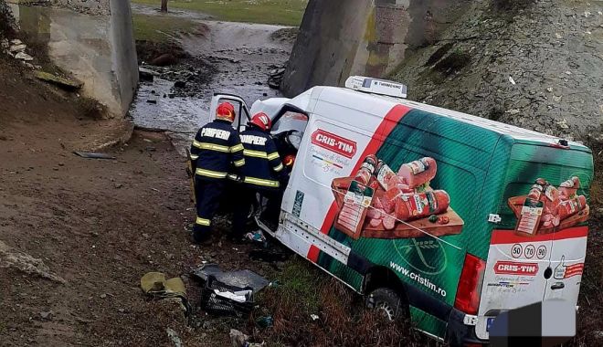 FOTO. Dubiță CĂZUTĂ ÎN RÂPĂ, la Cogealac. Șoferul a fost preluat de ambulanță - xdubitarapaambulanta1-1673513444.jfif