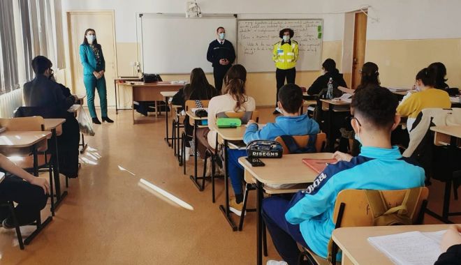 Elevii, faţă în faţă cu poliţiştii, despre hărţuială şi violenţa la şcoală - xelevii-1642772938.jpg