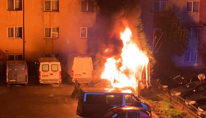 Utilaj în flăcări, într-o parcare din Medgidia, în miez de noapte - xexcavatorincendiu1-1650450398.jpg